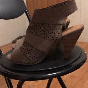Size 9 brown open toe chunky heel shoes